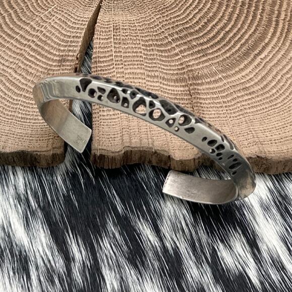 1990s Native American NAVAJO Sterling Carinated Cuff Bracelet Open Craters - Picture 1 of 3